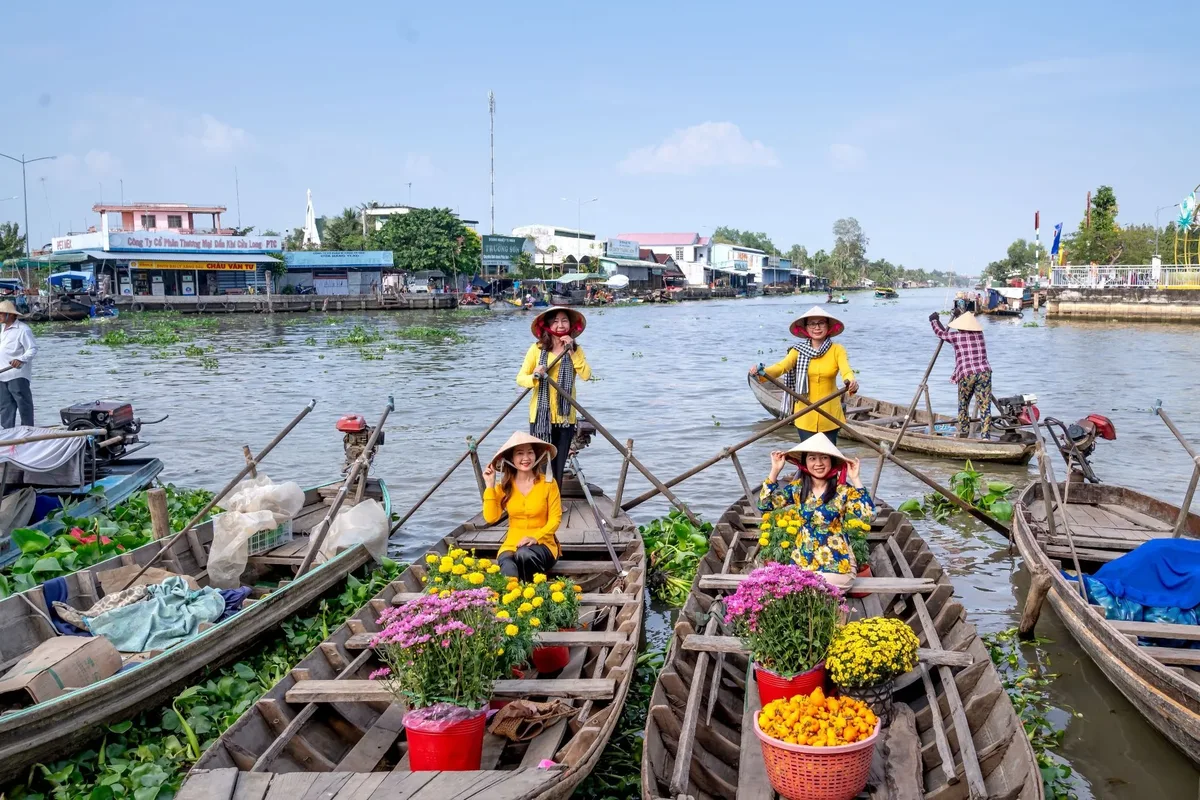 Colourful fruit vendor boat loaded with bananas at a Vietnamese floating market (Source: Quang Nguyen Vinh)