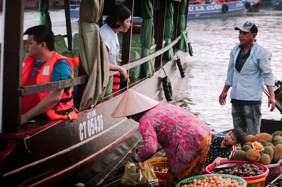 People trading from boats at Cai Rang Floating Market in Can Tho, Vietnam. (Source: DUYTRG TRUONG on Pexels)